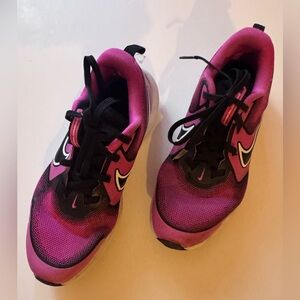 Nike Kid’s Cosmic Runner in Pink and Black Athletic Shoes -Size 4